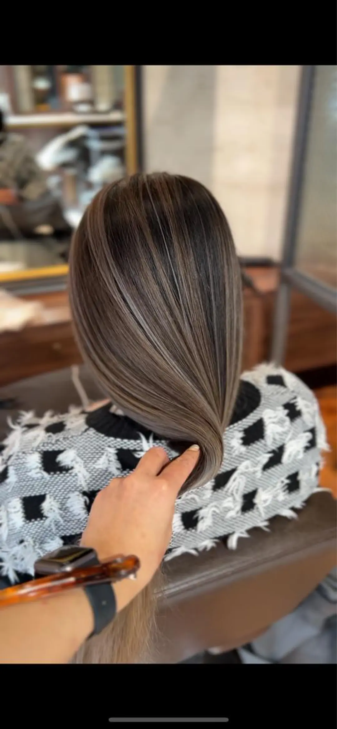 セミロング カラー 海外風カーテンバング Mao広尾美容室のヘアスタイル