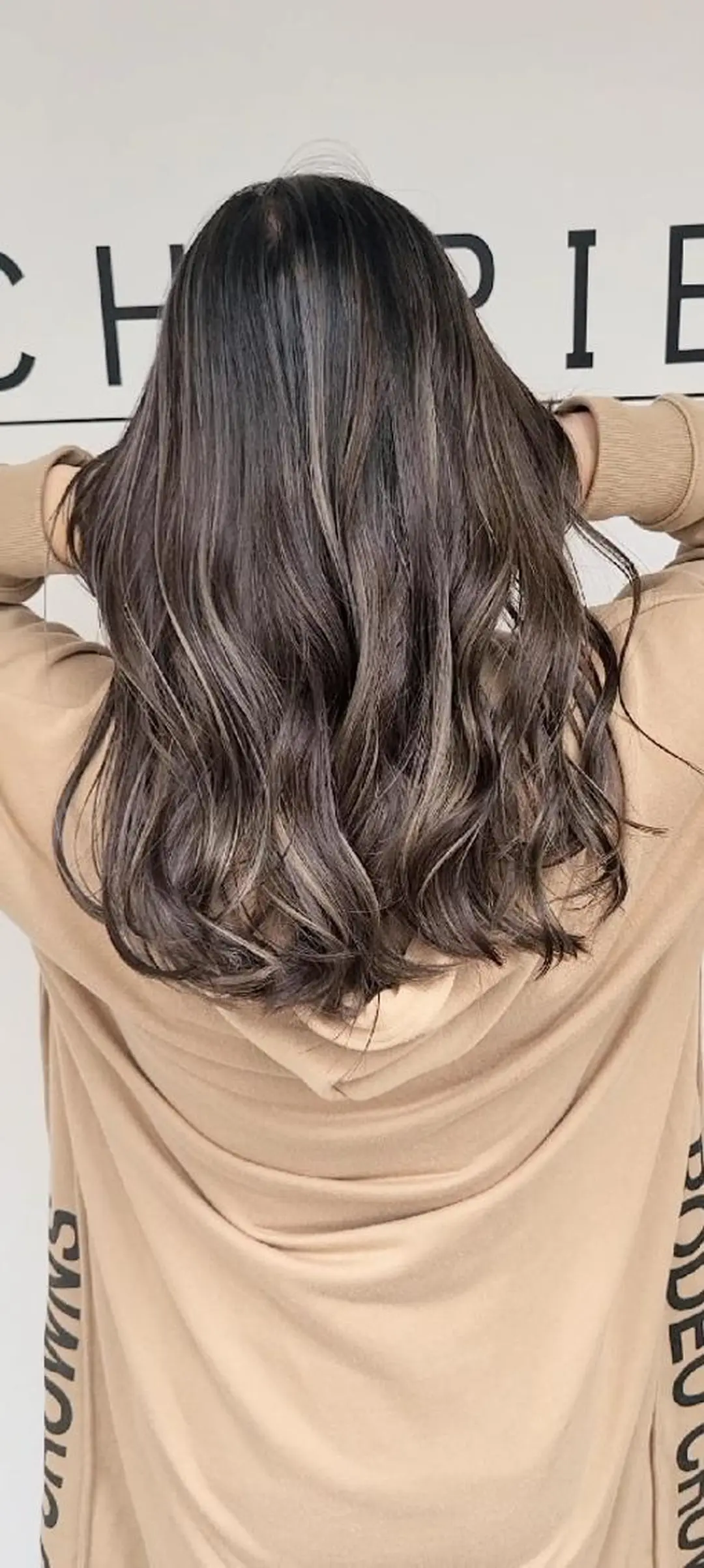 ロング カラー グレージュ ハイライトカラー シアーグレージュ ハイライト カット ヘアカラー トリートメント cherie所属・バレイヤージュ/ ハイライト/大内格のヘアスタイル