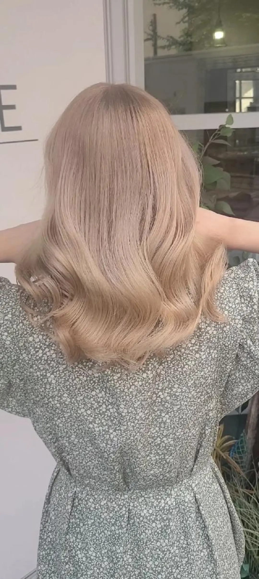 ロング カラー アッシュ アッシュグレー バレイヤージュ ベージュカラー ブリーチ ヘアカラー cherie所属・バレイヤージュ/ ハイライト/大内格のヘアスタイル