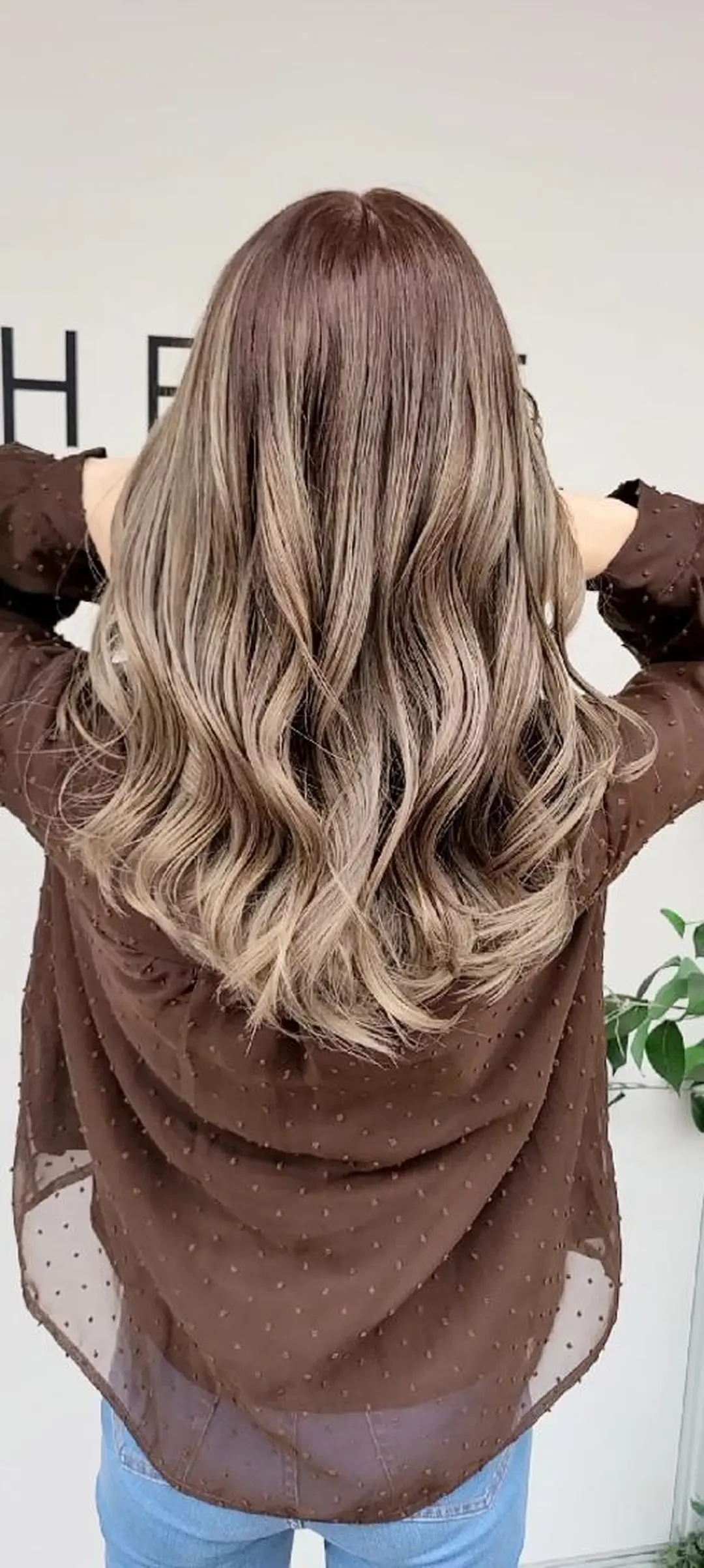 セミロング カラー アッシュ アッシュグレー バレイヤージュ ベージュカラー ブリーチ cherie所属・バレイヤージュ/ ハイライト/大内格のヘアスタイル