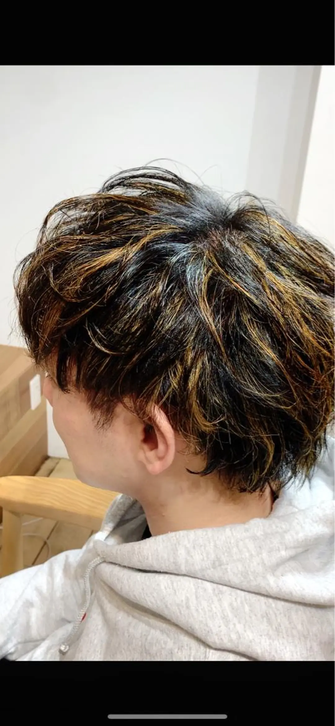 ミディアム カラー メンズ ミディアムパーマ メンズブリーチ センターパート フェードカット メンズハイライト メンズStylist 山根慧のヘアスタイル