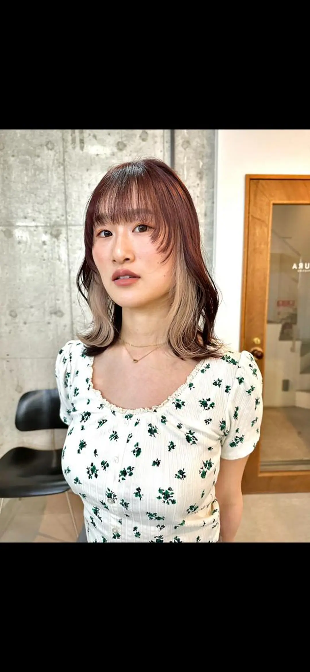 セミロング カラー ヘアアレンジ インナーカラー 韓国風ヘア レイヤーカット ワンホンレイヤー ワンホンヘア カット ヘアカラー SAKURA表参道所属・切りっぱなしボブ/ デザインカラー店長のヘアスタイル