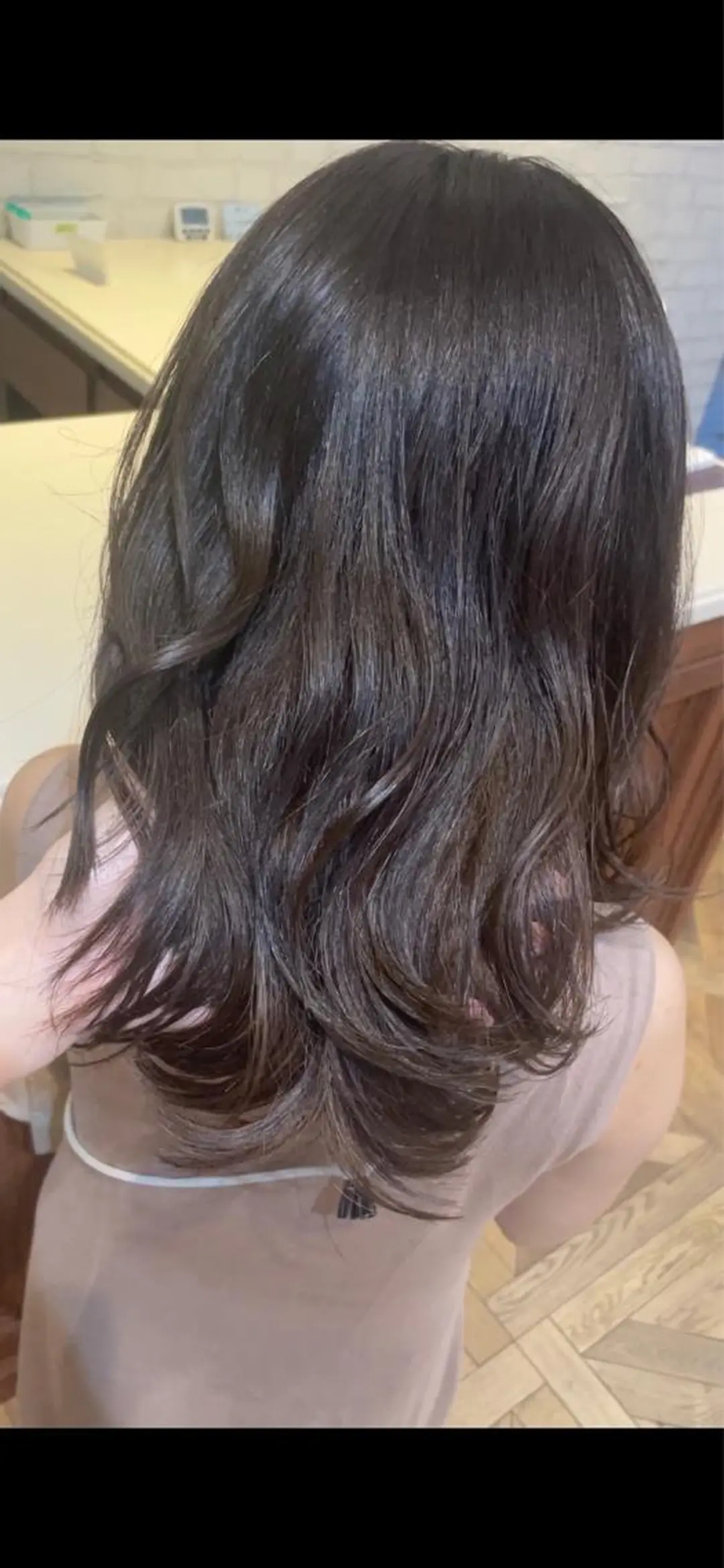 ミディアム カラー ブリーチ グレージュ ブリーチなしカラー くびれヘア 外ハネヘア カット ヘアカラー トリートメント BEBE所属・ブリーチなし 透明感カラーKANAのヘアスタイル