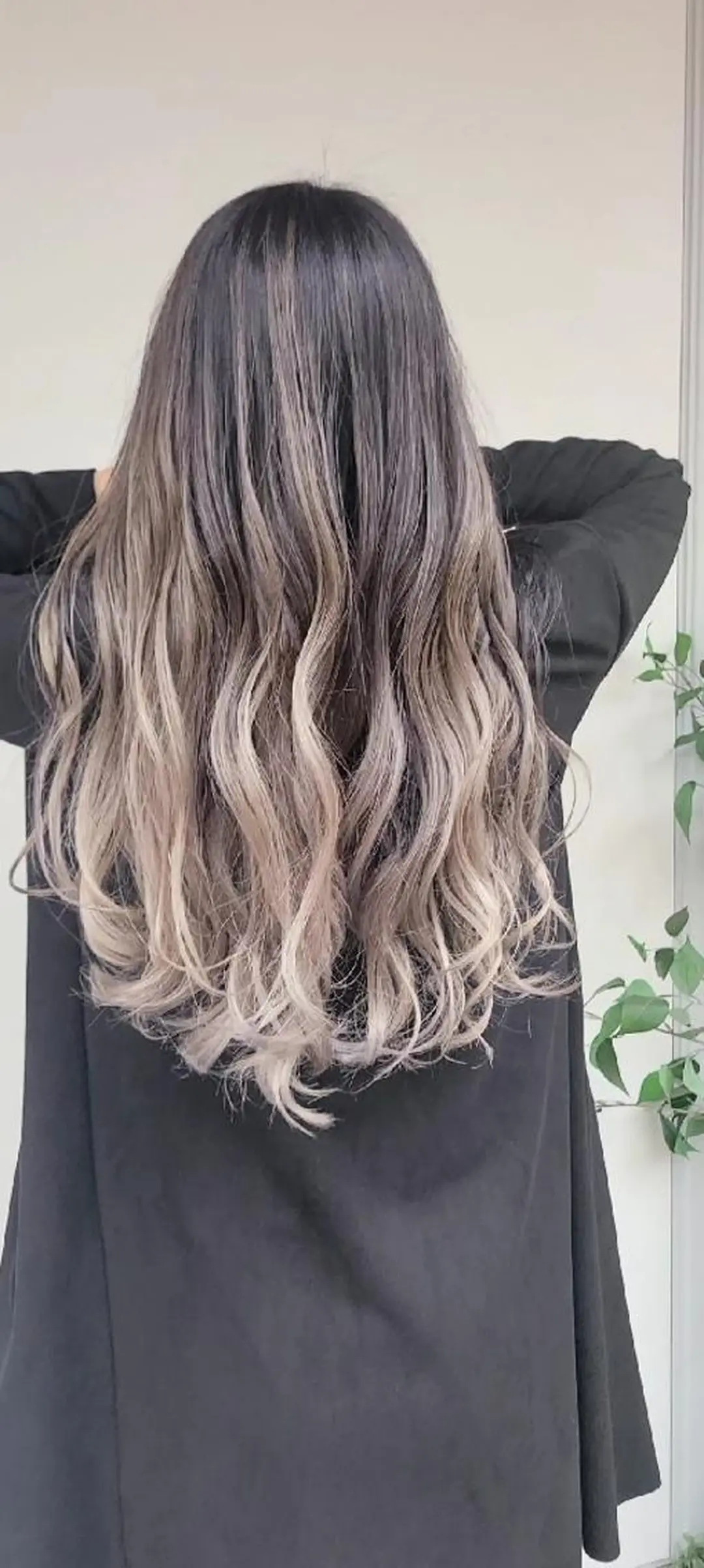 ロング カラー アッシュ アッシュグレー バレイヤージュ ベージュカラー ブリーチ cherie所属・大内 格のヘアスタイル