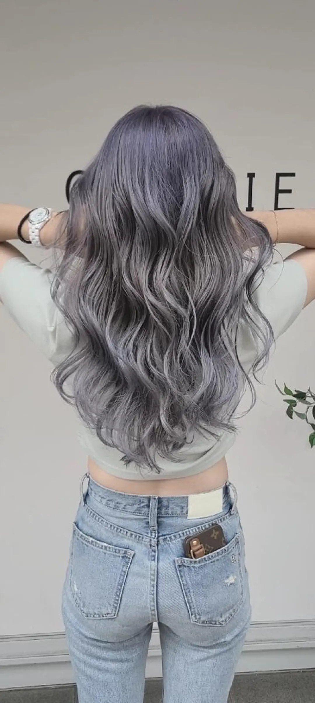 ロング カラー アッシュ アッシュグレー バレイヤージュ ベージュカラー ブリーチ ヘアカラー cherie所属・大内 格のヘアスタイル