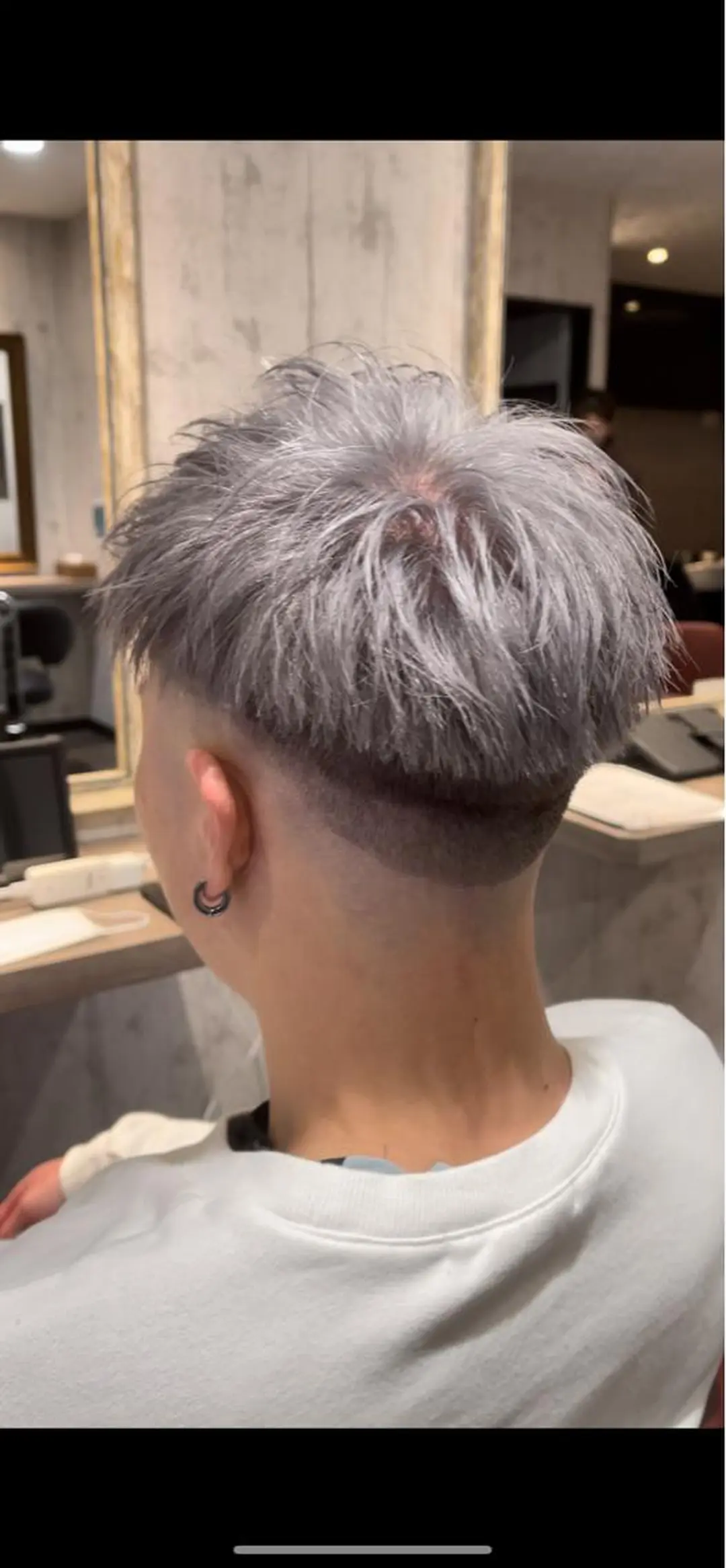 ショート カラー メンズ メンズブリーチ フェードカット モヒカン ブリーチ シルバー カット ヘアカラー 渡部 翔  髪質改善カラーのヘアスタイル
