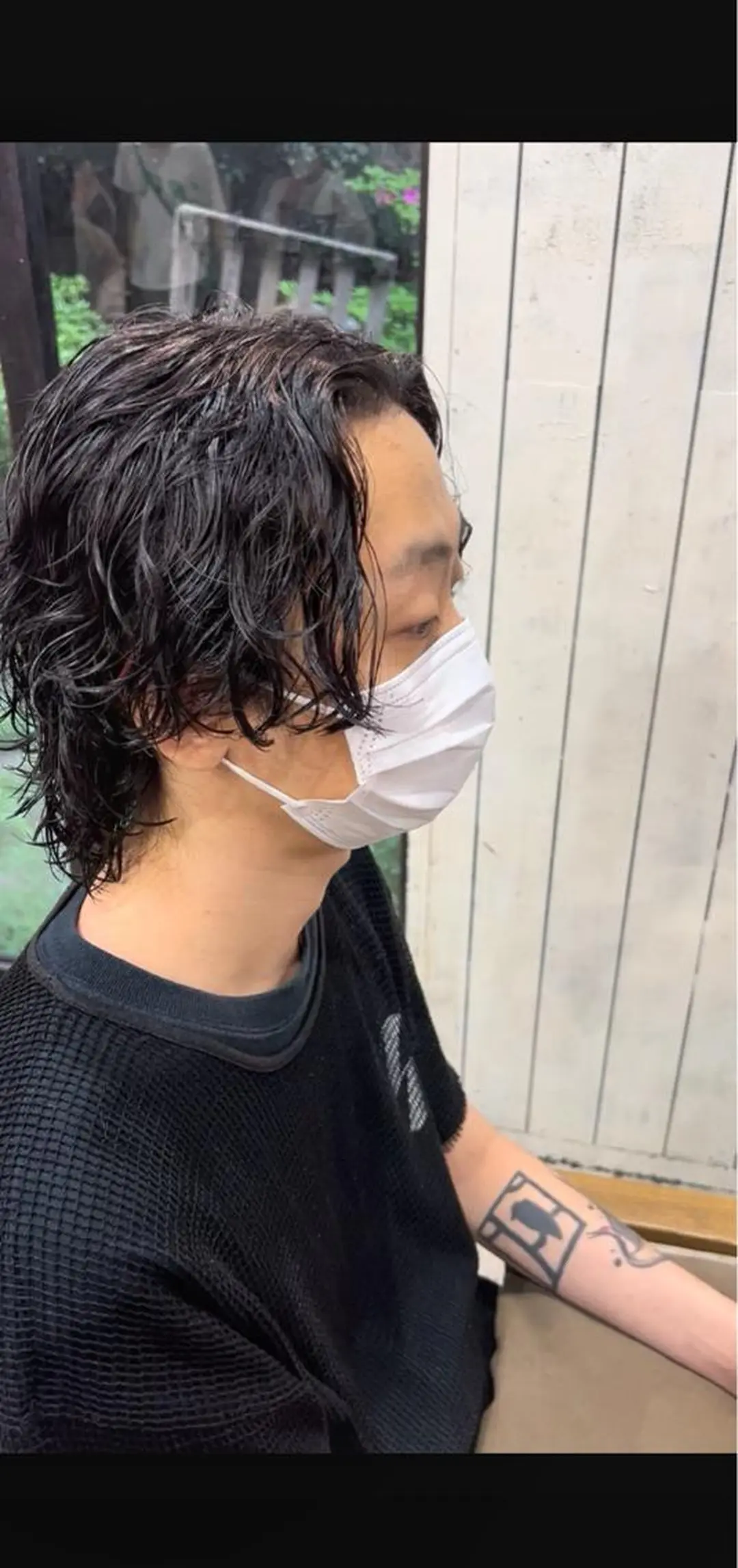 ミディアム パーマ メンズ ミディアムパーマ メンズブリーチ センターパート フェードカット メンズハイライト メンズStylist 山根慧のヘアスタイル