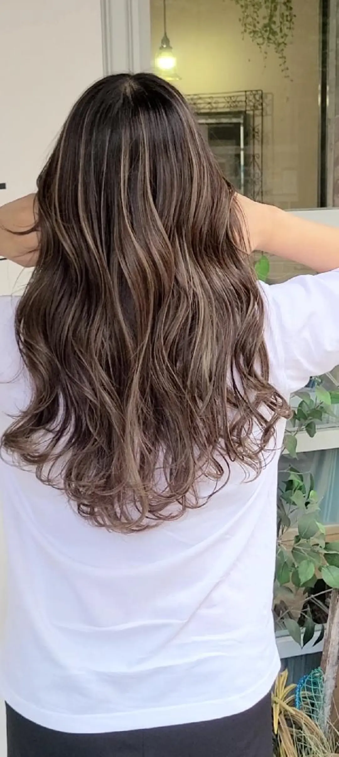 ロング カラー アッシュ アッシュグレー バレイヤージュ ベージュカラー ブリーチ ヘアカラー cherie所属・大内 格のヘアスタイル