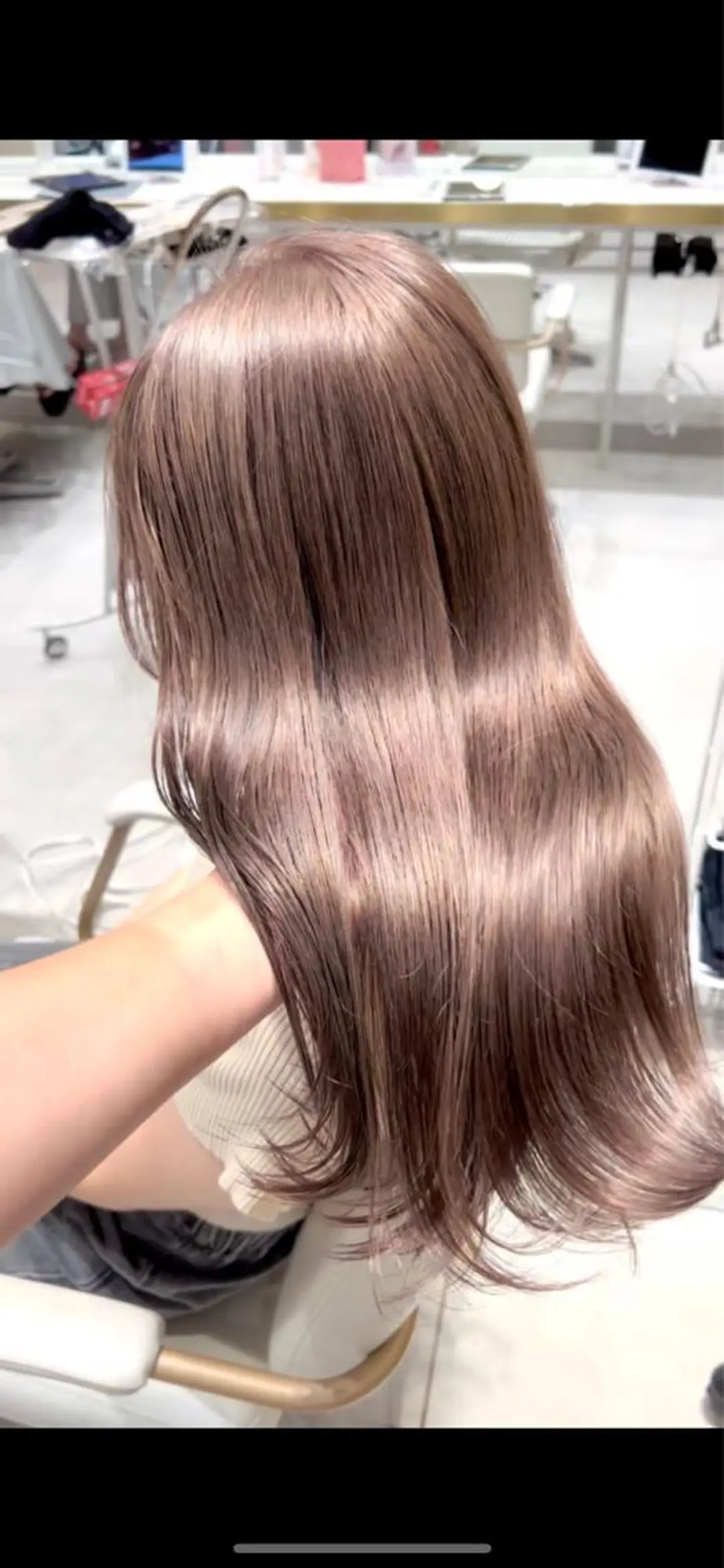 ミディアム カラー 切りっぱなしボブ ブリーチ グレージュ イルミナカラー インナーカラー カット ヘアカラー トリートメント ニュアンスレイヤー ハイトーンカラーのヘアスタイル