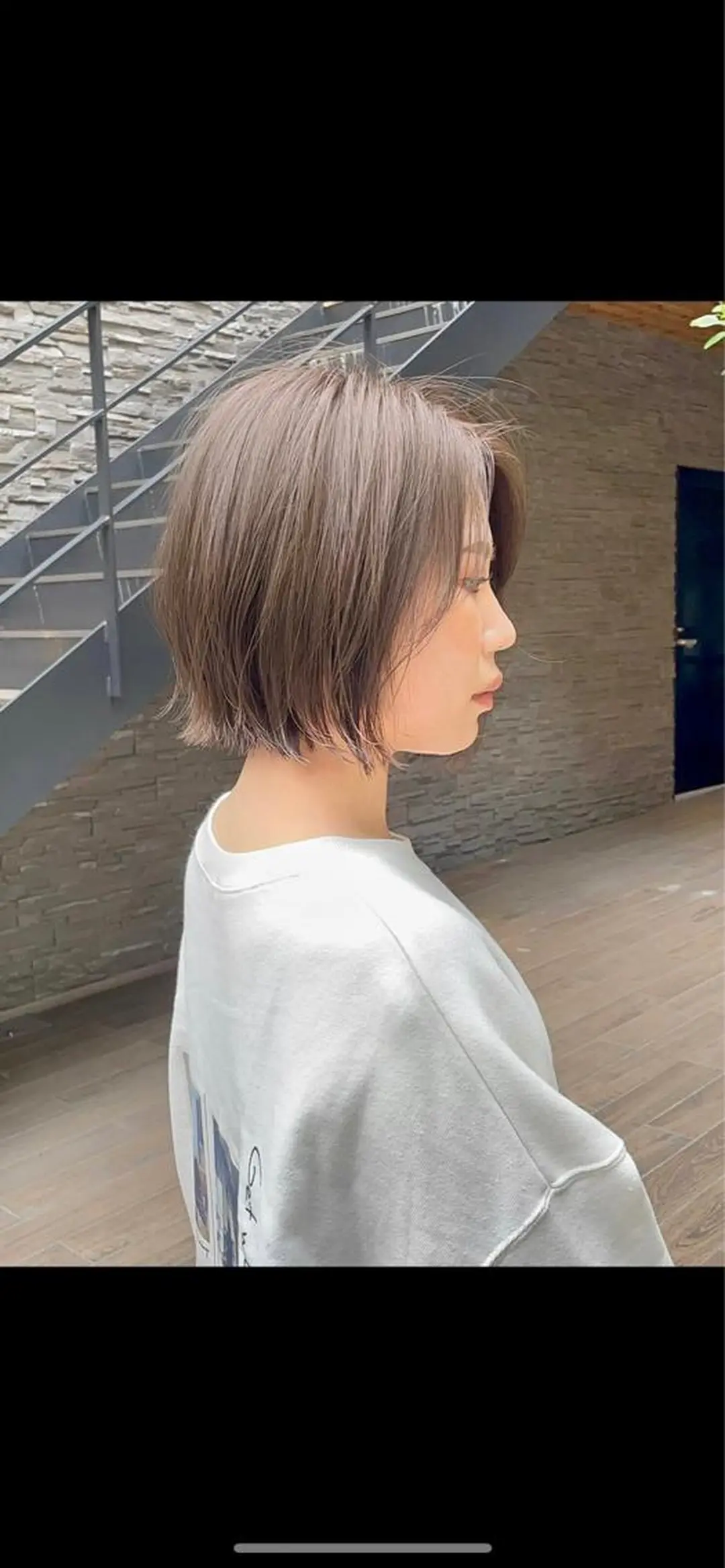 ショート カラー 透明感カラー グレージュ 岸本 理希のヘアスタイル