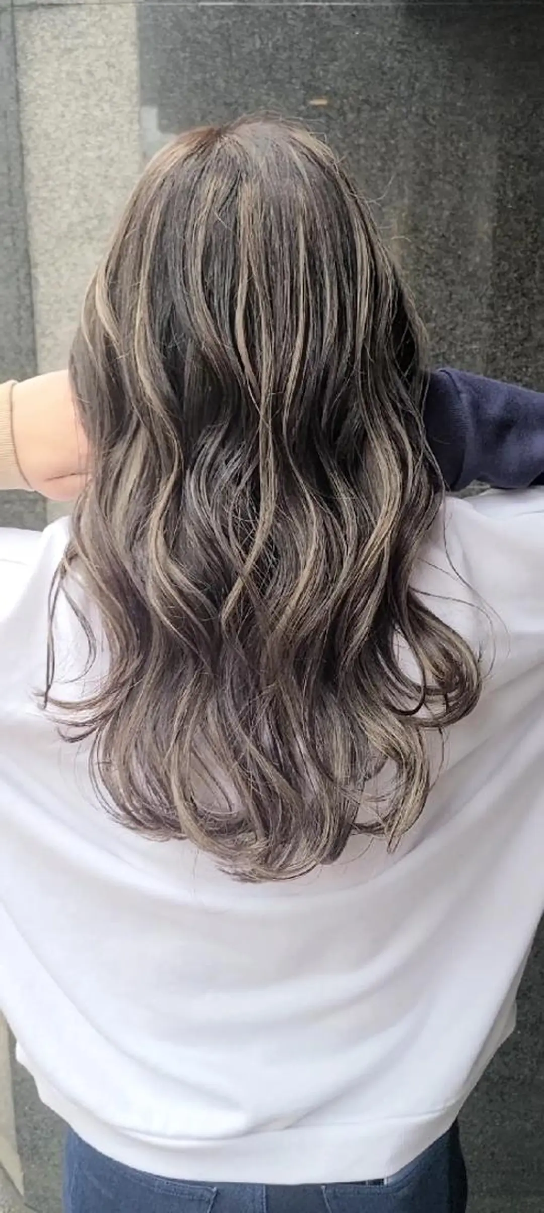 ロング カラー アッシュ アッシュグレー バレイヤージュ ベージュカラー ブリーチ カット ヘアカラー トリートメント cherie所属・バレイヤージュ/ ハイライト特化大内格のヘアスタイル