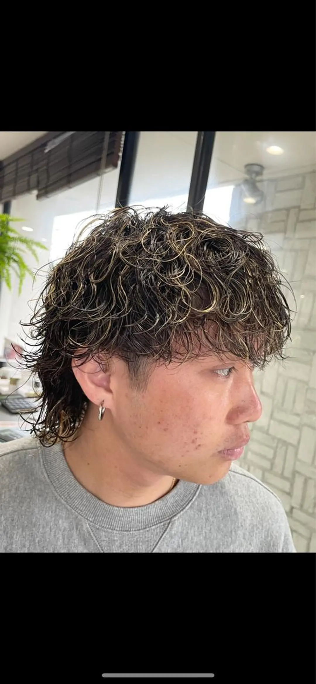 ミディアム パーマ メンズ メンズハイライト 波巻きパーマ メンズウルフカット ハイライト ウルフカット アタ ムのヘアスタイル