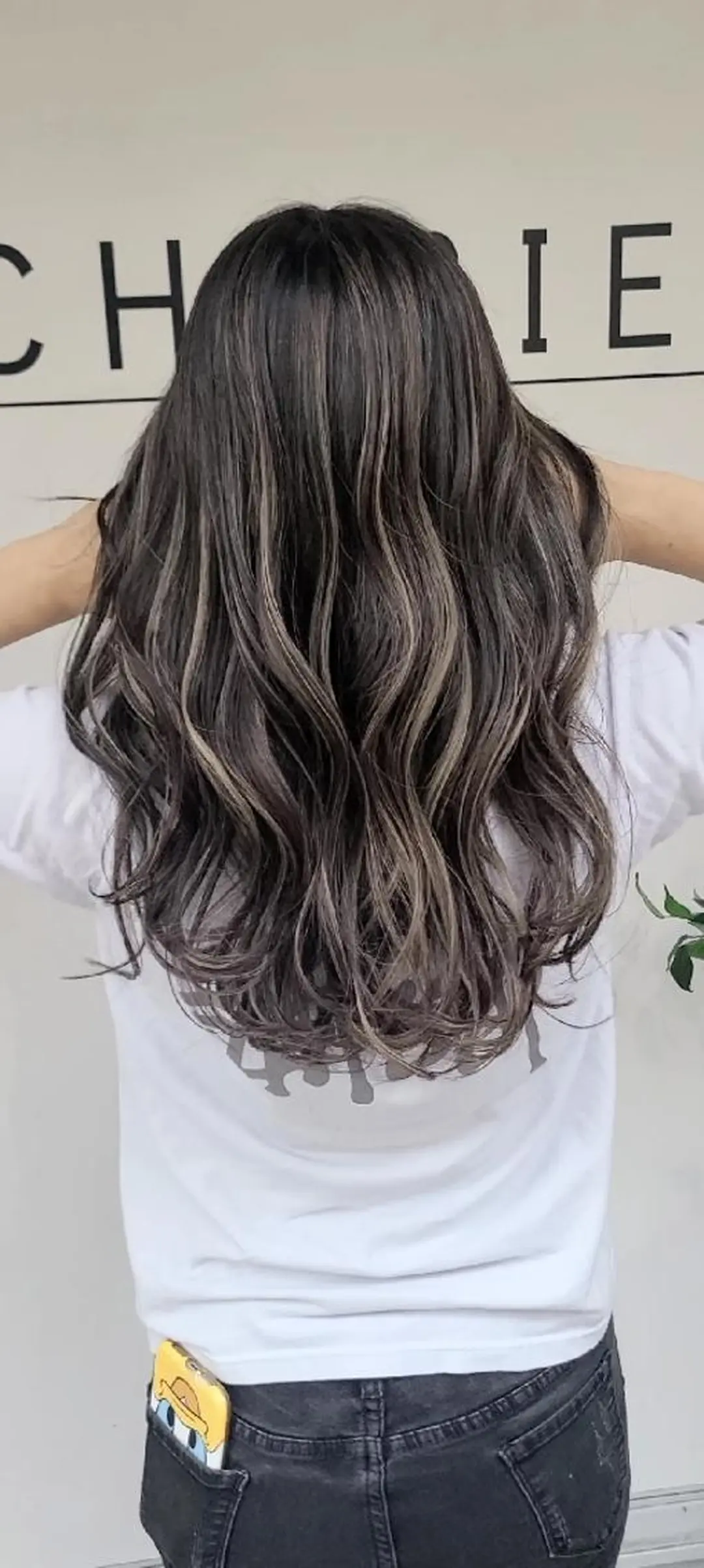 ロング カラー アッシュ アッシュグレー バレイヤージュ ベージュカラー ブリーチ ヘアカラー cherie所属・大内 格のヘアスタイル