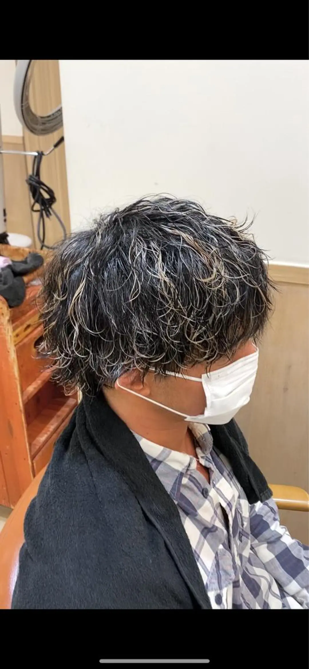 ミディアム カラー パーマ ヘアアレンジ メンズ キッズ ミディアムパーマ センターパート マッシュウルフ マッシュ メンズパーマ 新宿スペインカール ヨモギダのヘアスタイル