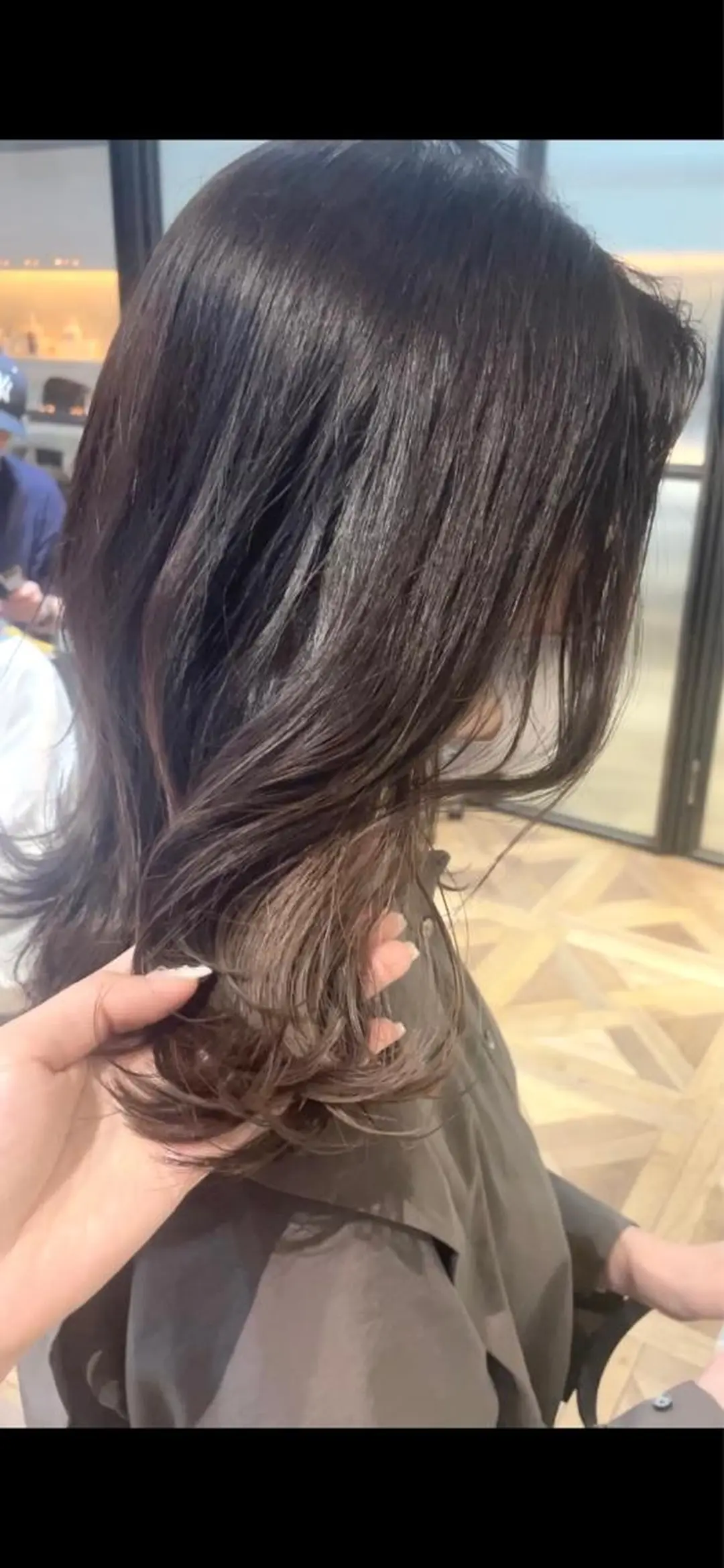 セミロング カラー ベージュカラー グレージュ インナーカラー くびれヘア カット ヘアカラー トリートメント BEBE所属・ブリーチなし 透明感カラーKANAのヘアスタイル