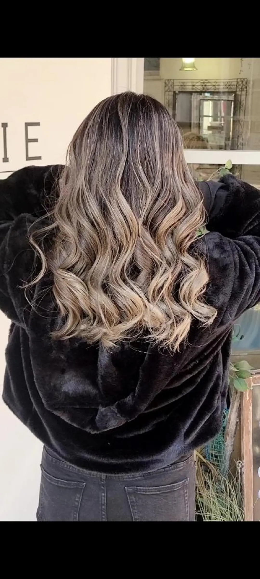 ロング カラー アッシュ アッシュグレー バレイヤージュ ベージュカラー ブリーチ ヘアカラー cherie所属・大内 格のヘアスタイル