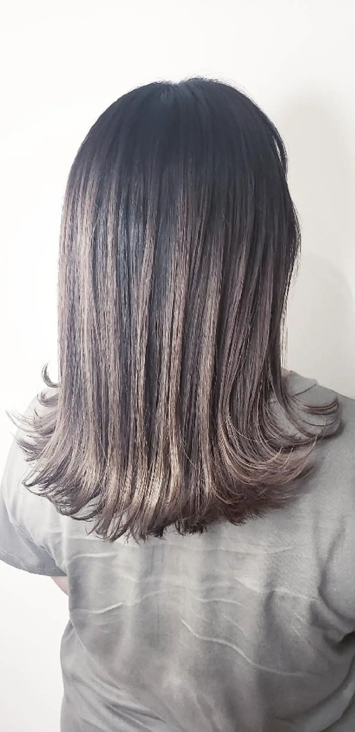 セミロング カラー バレイヤージュ グレージュ レイヤーカット 【髪質改善美容師】t occa茨木篠原健太のヘアスタイル