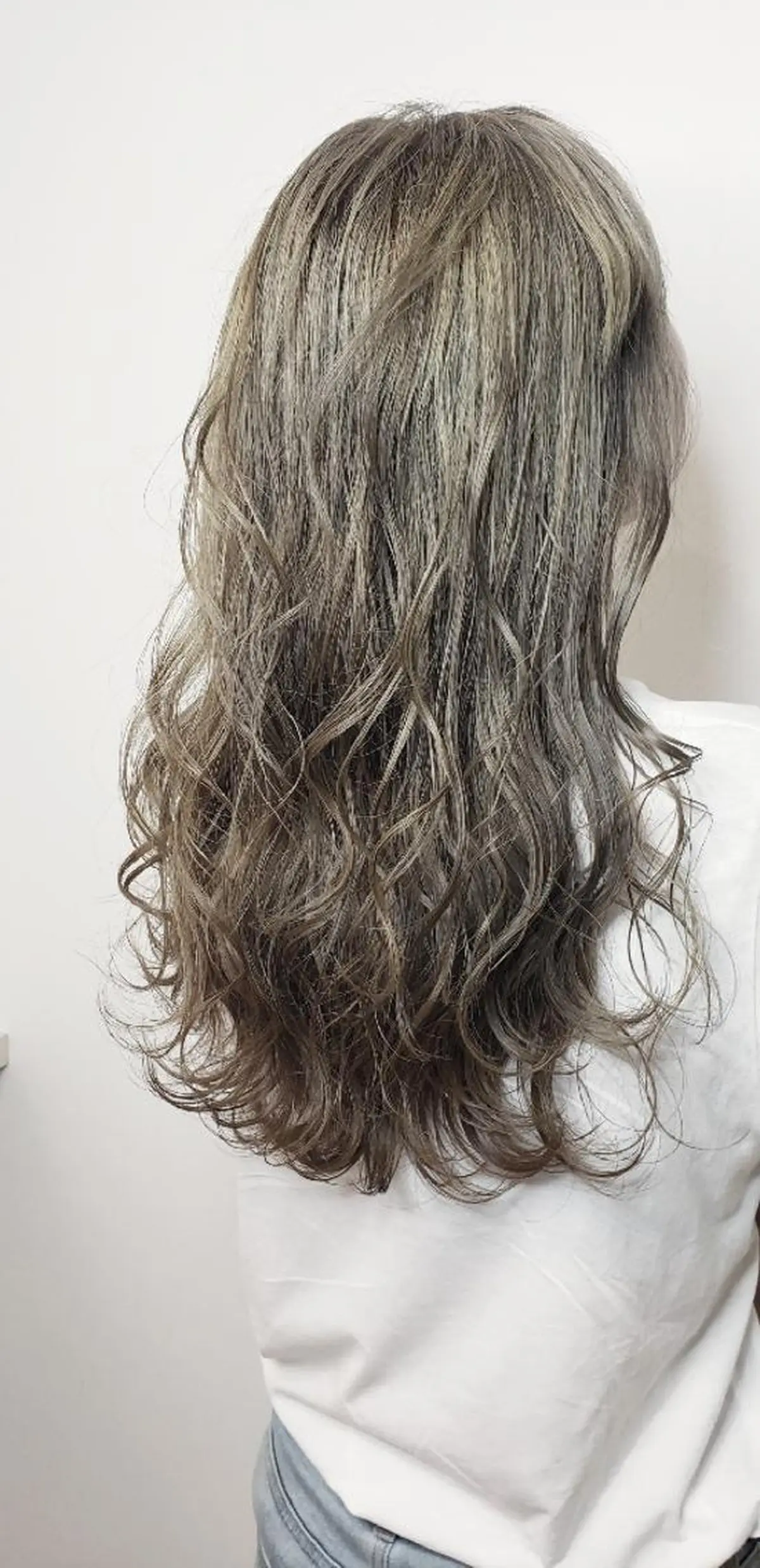 セミロング カラー ベージュカラー ブリーチ ミルキーベージュ 【髪質改善美容師】t occa茨木篠原健太のヘアスタイル