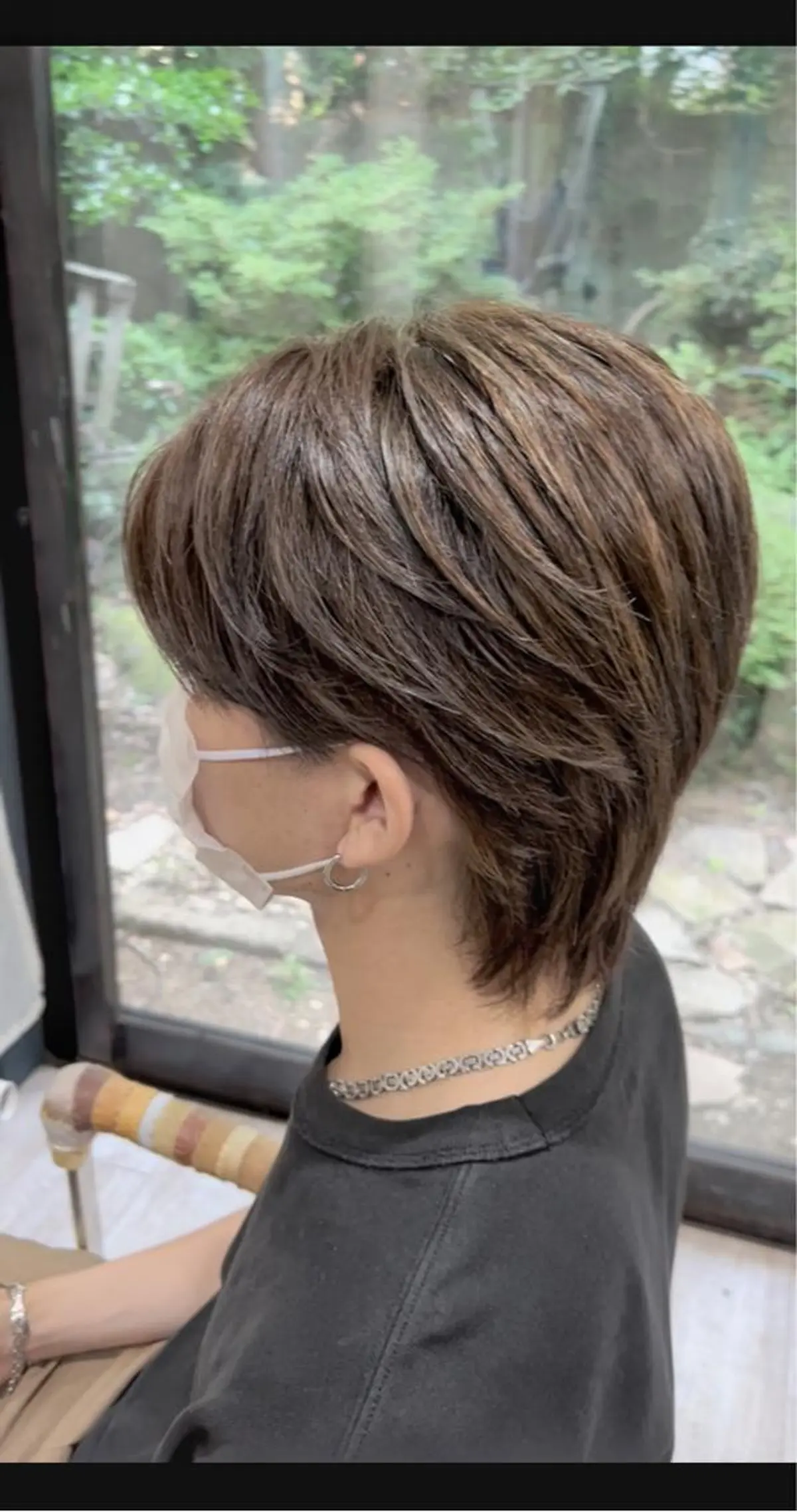 ミディアム カラー パーマ メンズ ミディアムパーマ メンズブリーチ センターパート フェードカット メンズハイライト メンズStylist 山根慧のヘアスタイル