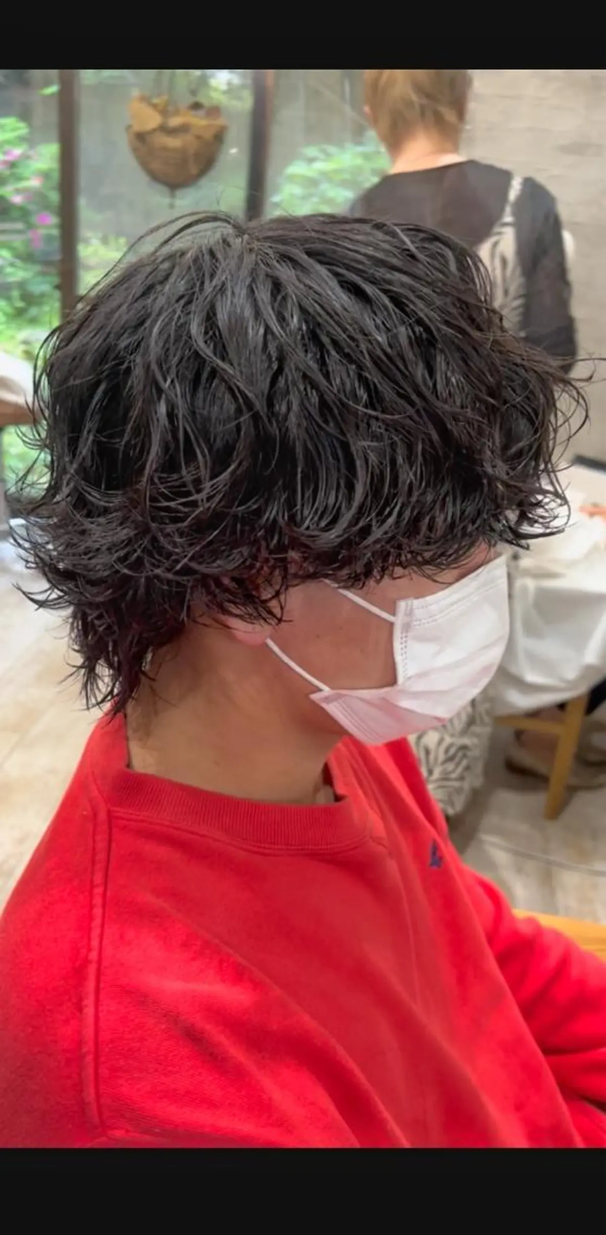 ショート パーマ メンズ メンズブリーチ センターパート フェードカット メンズハイライト メンズハイトーン カット パーマ トリートメント メンズStylist 山根慧のヘアスタイル