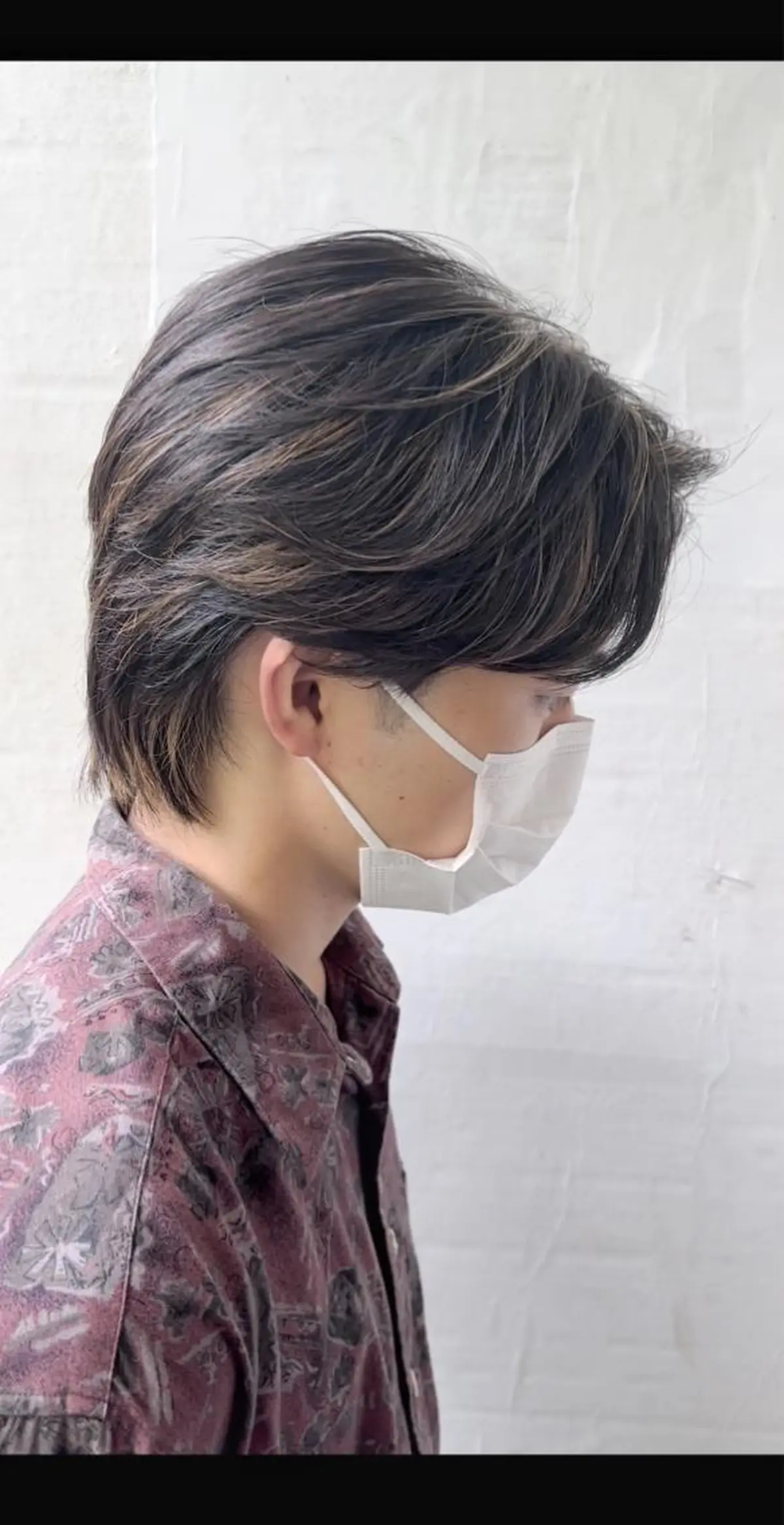 ミディアム カラー パーマ メンズ ミディアムパーマ センターパート メンズハイライト マッシュ メンズパーマ カット ヘアカラー メンズStylist 山根慧のヘアスタイル