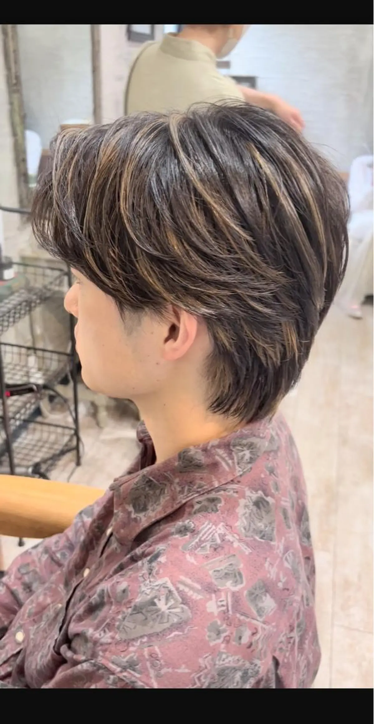 ミディアム カラー パーマ メンズ ミディアムパーマ センターパート メンズハイライト メンズパーマ ハイライトカラー メンズStylist 山根慧のヘアスタイル
