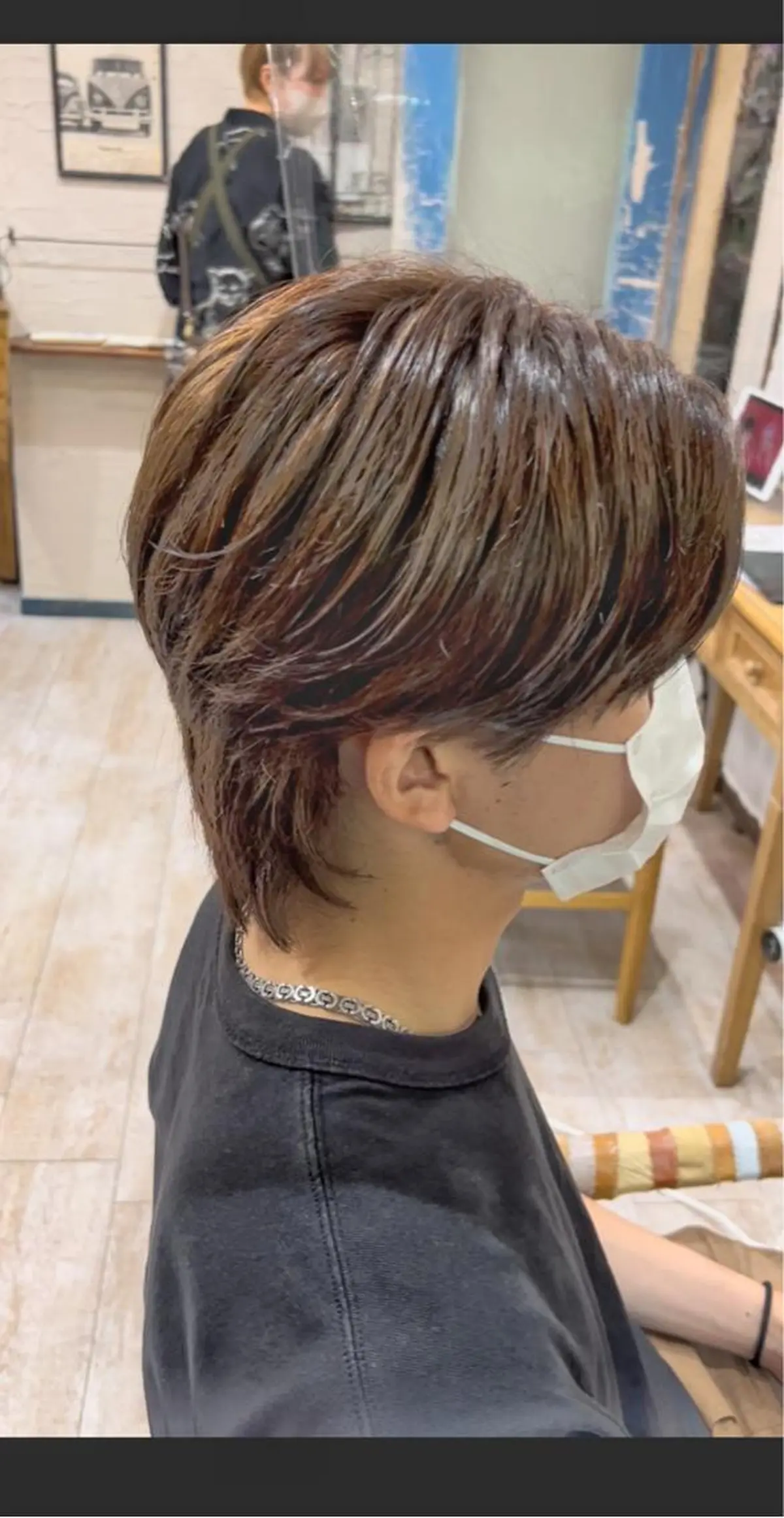 ミディアム カラー パーマ メンズ ミディアムパーマ メンズブリーチ センターパート フェードカット メンズハイライト カット ヘアカラー メンズStylist 山根慧のヘアスタイル