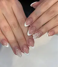 ネイルアートを描く+フレンチ