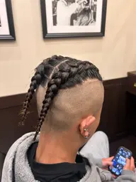 特殊ヘアー(コーンロウ、ブレイズ、タイトロープ)