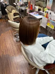 広がりやクセ、ばさつきなど気になっていませんか?真っ直ぐ過ぎずナチュラルなストレートがオススメ♪