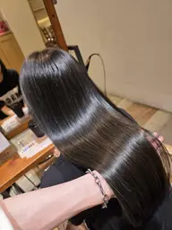 【うねり・広がりが気になる方に】美髪ストレート+似合わせカット