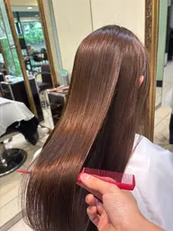根元の縮毛矯正🧤ストレートパーマ    伸びた分の根元のクセをまっすぐに✨️