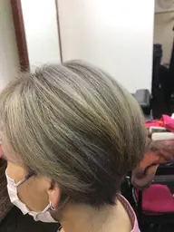 人気のメテオGLカラー明るい白髪染めからナチュラルカラーまで髪質改善しながら繰り返しする事で艶のある髪質へ導きます。
