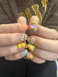 【オフ有り】ハンド❗️ショートネイル限定❗️お持ち込み&イメージネイルok❗️パーツつけ放題☆他店オフの方+500円
