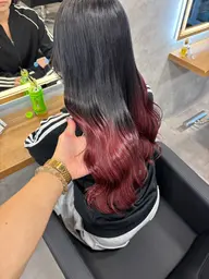 一色に飽きた人必見‼️ケアしながら作るグラデーションカラー🌈 ケアブリーチ+髪質改善トリートメント+コテ巻き