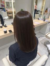 Aujuaでの髪質改善トリートメント。潤いとツヤを与え、纏まりのあるか美髪へと導きます!
