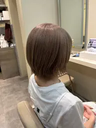 根本ブリーチ＋ベージュ系カラー＋カット