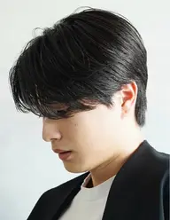 【骨格矯正カット➕ニュアンスパーマ】自然な毛流れと柔らかな動きで、清潔感のある大人スタイルに。