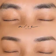 骨格や雰囲気に合わせて似合わせデザイン◎眉waxです。