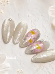 指先が優しい印象に💛【初回・2回目同価格】9月キャンペーンネイル① (マグネット×コスモスart)
