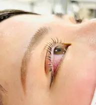 🌿毛流れキープ✨ブローラミネーション&WAX脱毛✨余分な毛を根元から処理し、自然に整った清潔感のある眉へ🌱