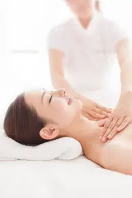 胸から上のデコルテエステ🩷肩コリ・首コリの方にオススメ✨リンパ・老廃物を流してスッキリ!お顔のトーンアップも⭐️