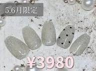 【期間限定】 ☆トレンドデザイン☆ キラキララメ×ドットネイル🌟