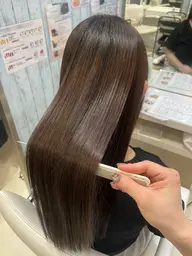【白髪を魅せるへ】白髪ぼかしデザインカラー➕カット➕髪質改善カラー➕トリートメント✨ハイライト、イヤリングカラーインナー