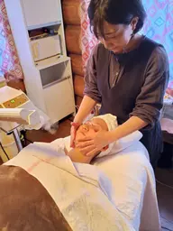 新メニュー💆‍♀️小顔マッサージ。老廃物を流してスッキリ小顔に！今ならオプションヘッドマッサージ10分サービス❣️