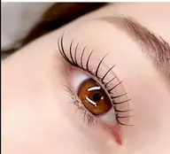 ③ 定番メンテ：パリジェンヌラッシュリフト（＋コーティング）• 価格：3880円（税込）•