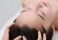 引き締まったフェイスラインへ導くヘッドスパ