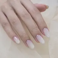 ネイルモデル 白グラデーション オフなし