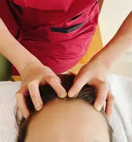 デスクワーク、スマホでの眼精疲労、肩こり、首こり◎ヘッドマッサージ。おかま直伝あたまほぐしの施術となります