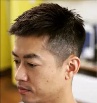 ソフトモヒカン+スキンフェード 💈(シェーバーを入れないフェードも可)その後の顔剃り〜シャンプーも可能です✨